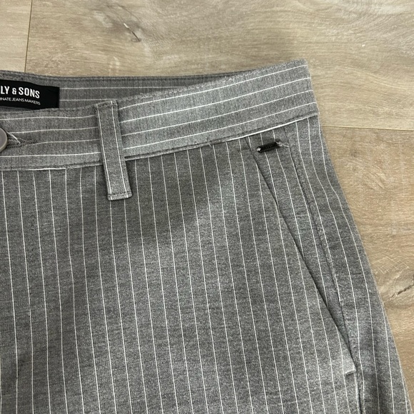 Only & Sons, Men’s Shorts, Grey and White Pinstripes, Size Large - Picture 2 of 8